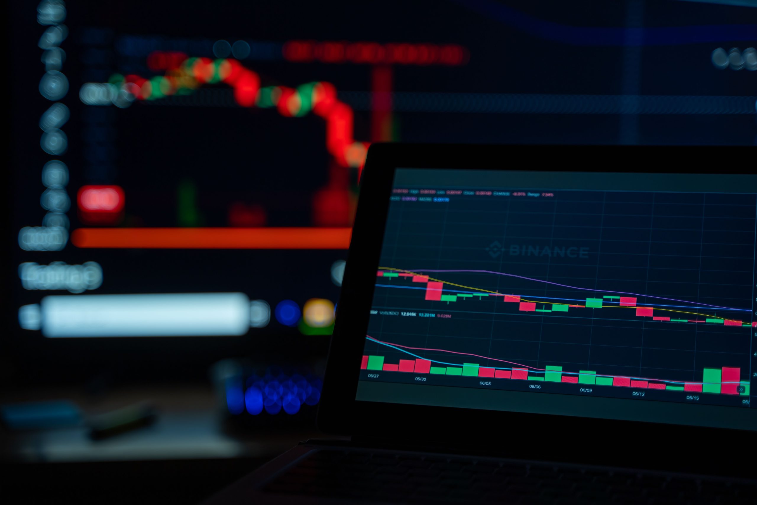 Bureau sombre affichant graphiques trading crypto multiples écrans