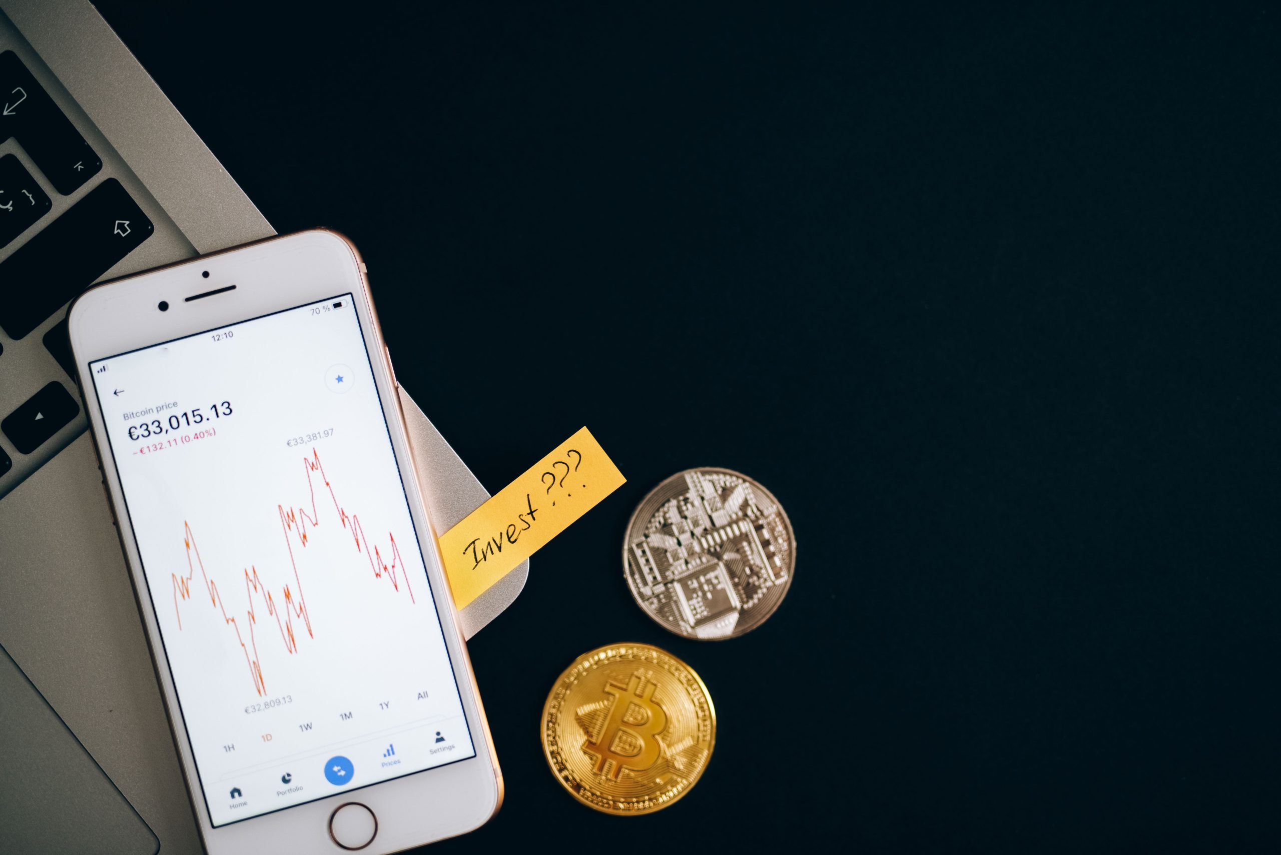 Smartphone prix cryptomonnaies avec coins et laptop