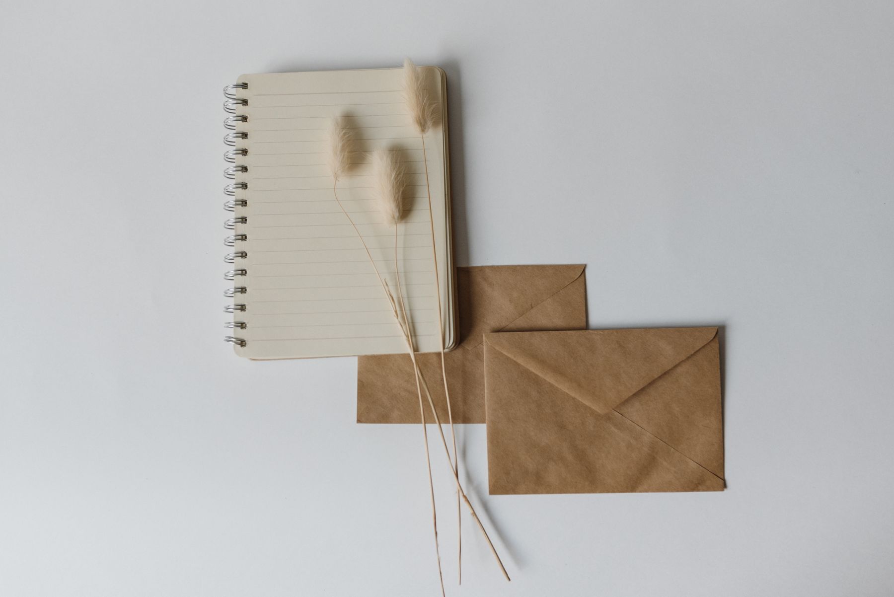 Carnet et enveloppes de papier kraft