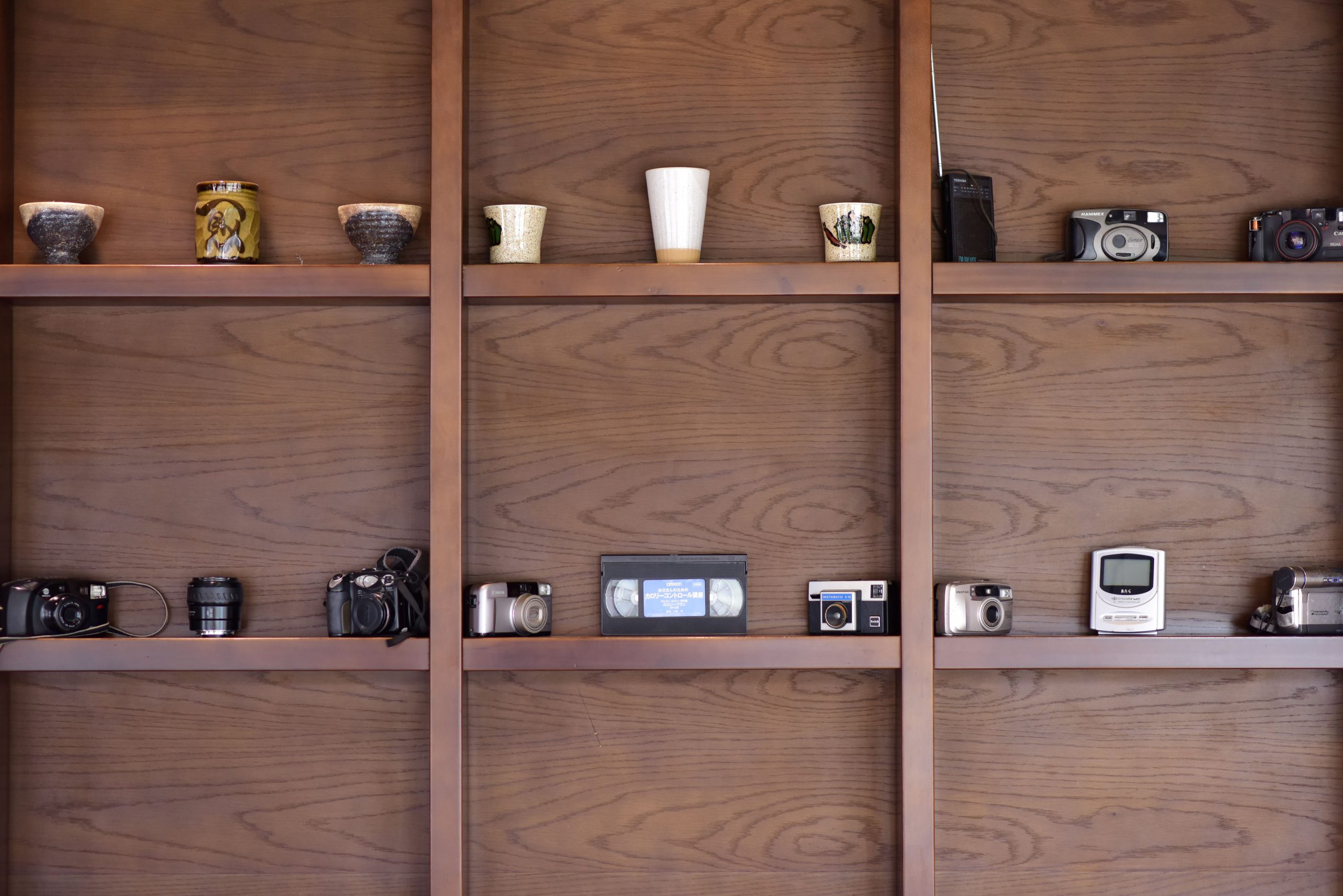 Appareils photos et mugs vintage sur étagères bois