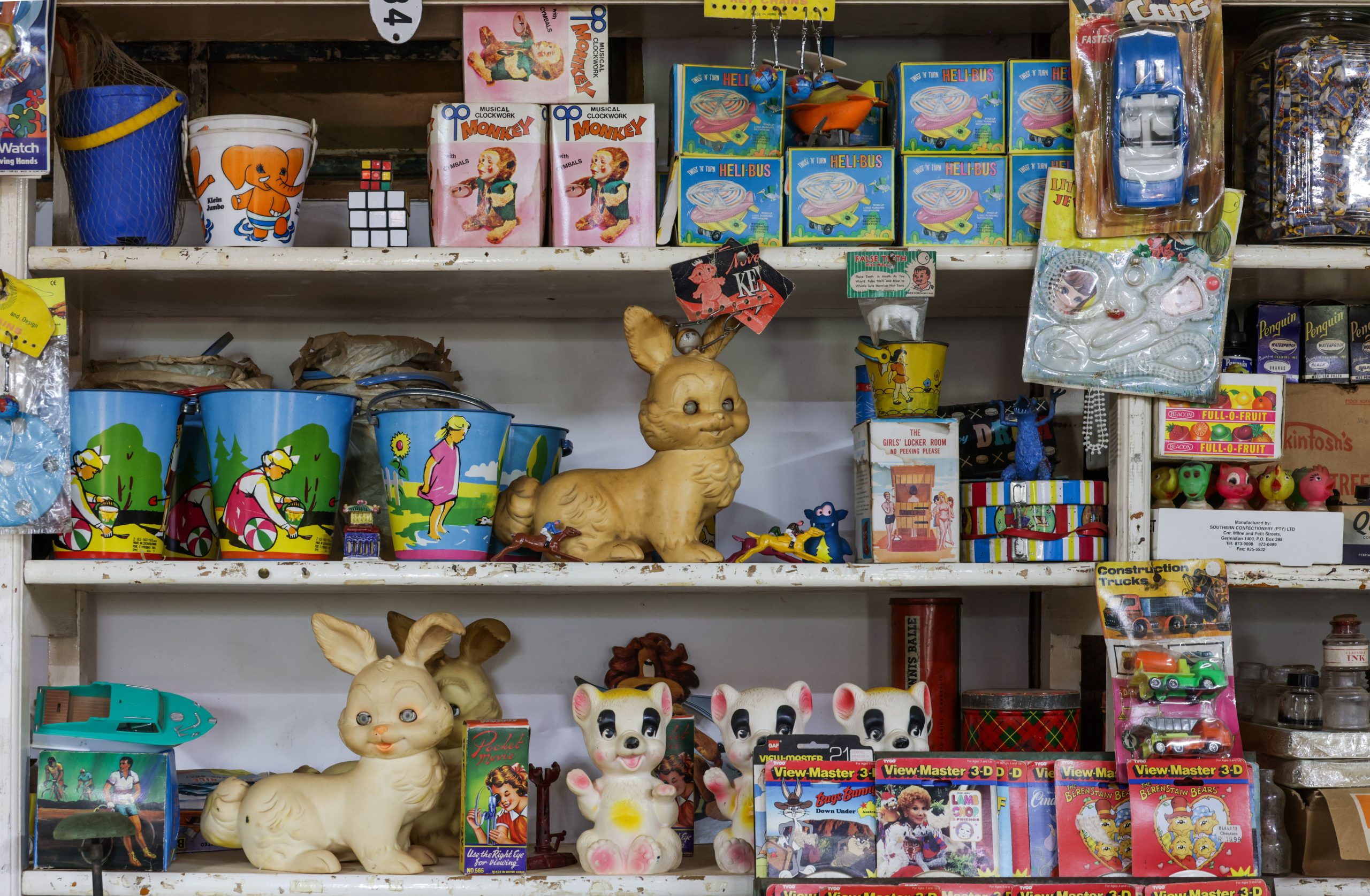 Jouets et jeux colorés vintage sur étagère rétro