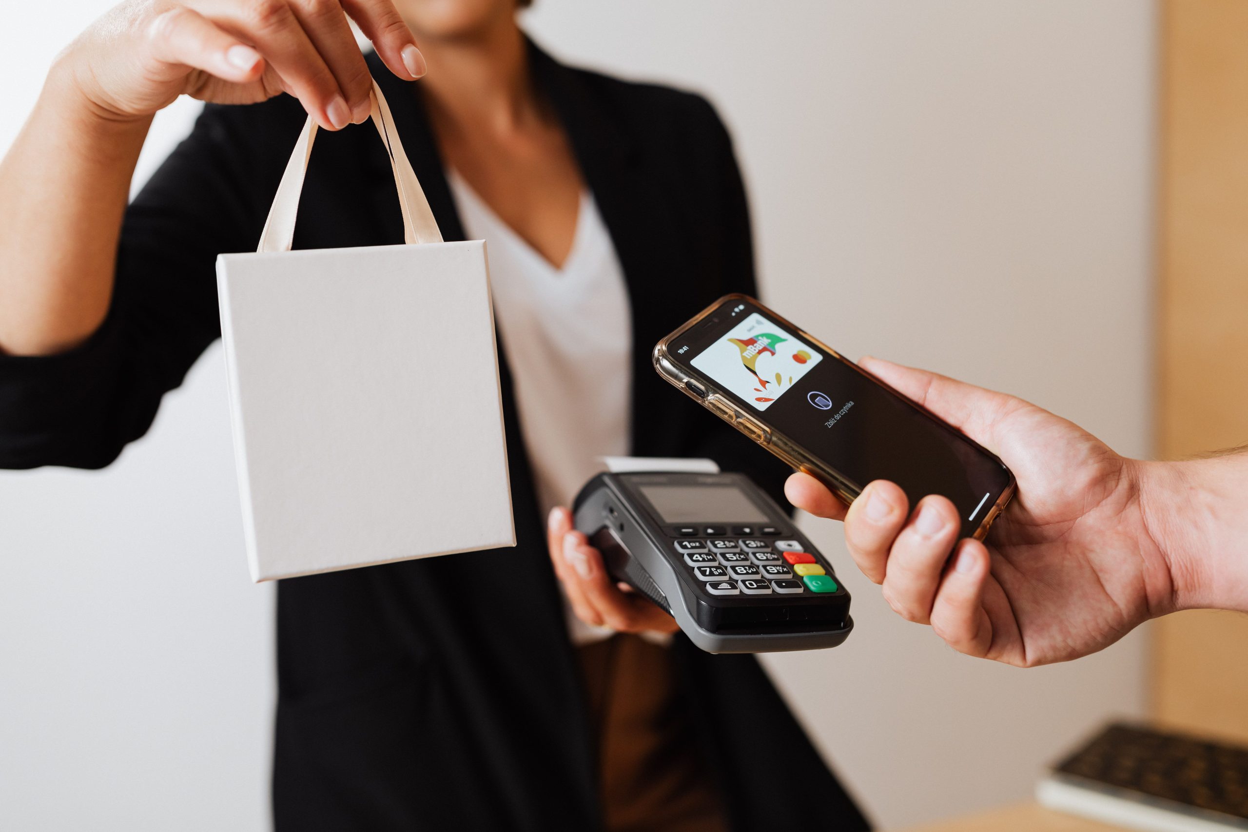 Paiement contactless avec smartphone et terminal