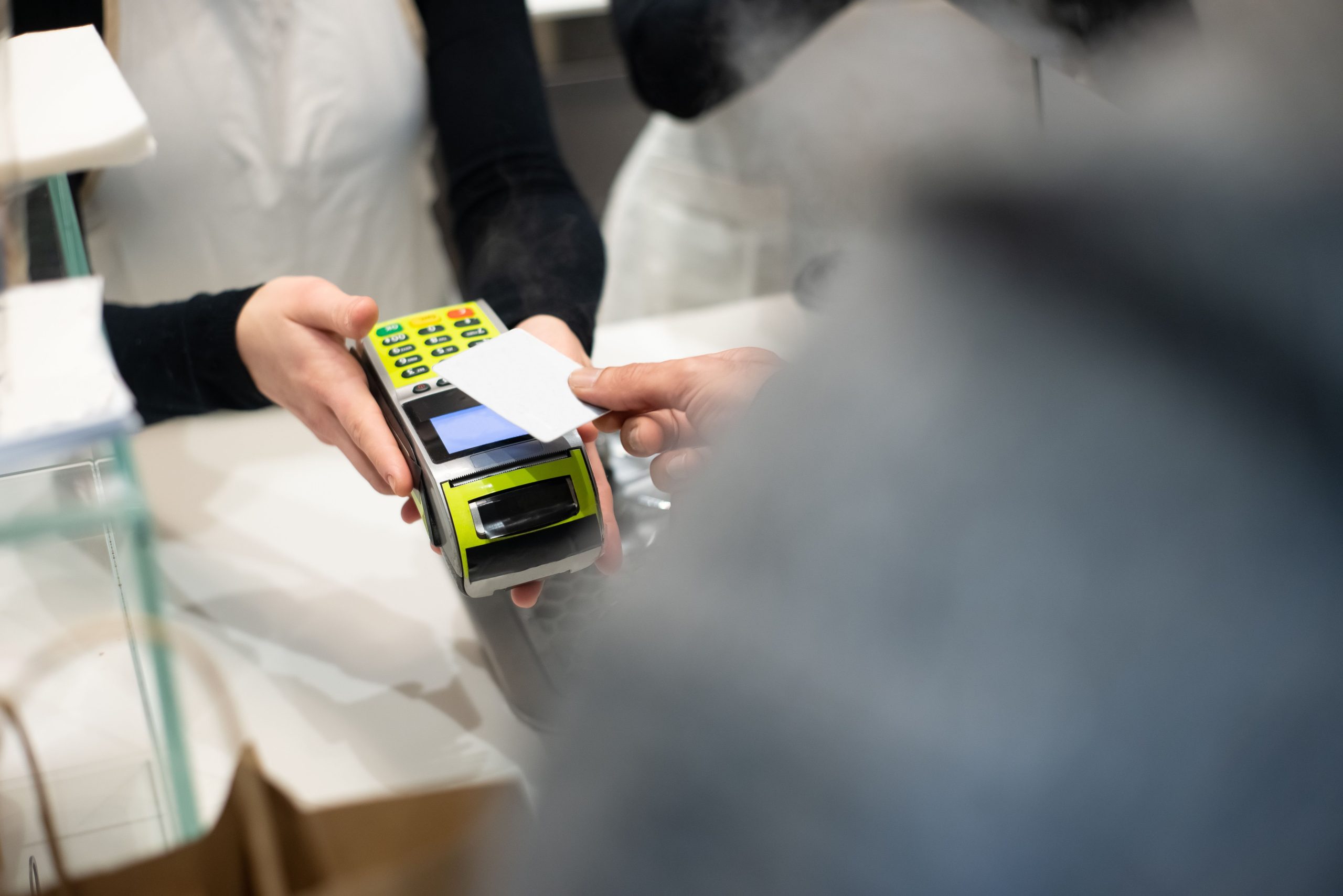 Client payant par carte au terminal en magasin