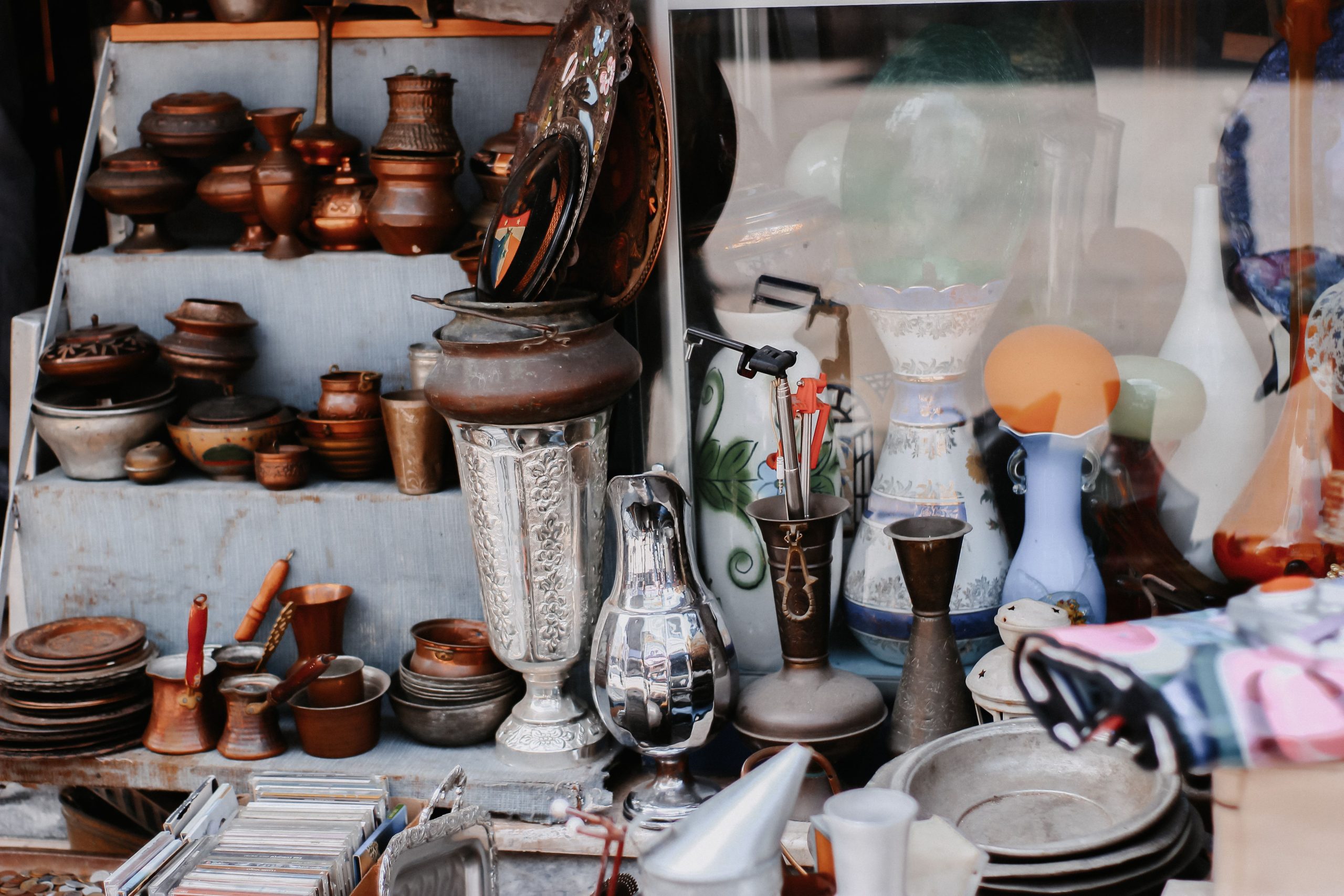 Assortiment de céramiques et poteries vintage en magasin