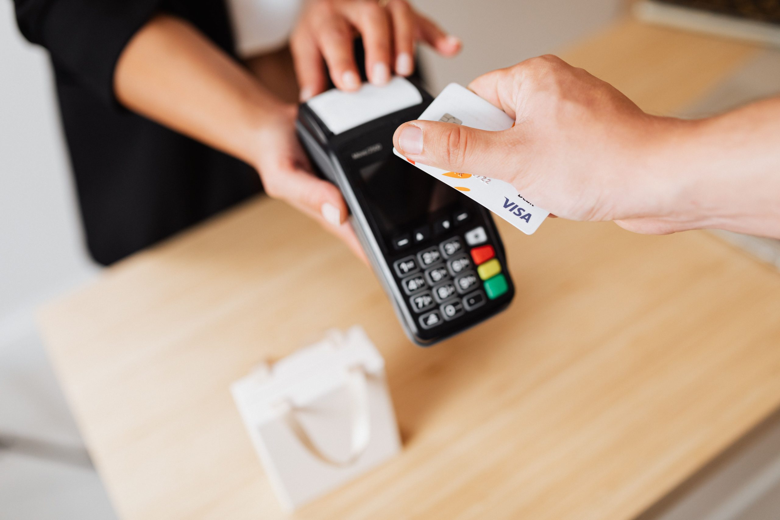Paiement sans contact avec carte bancaire au terminal