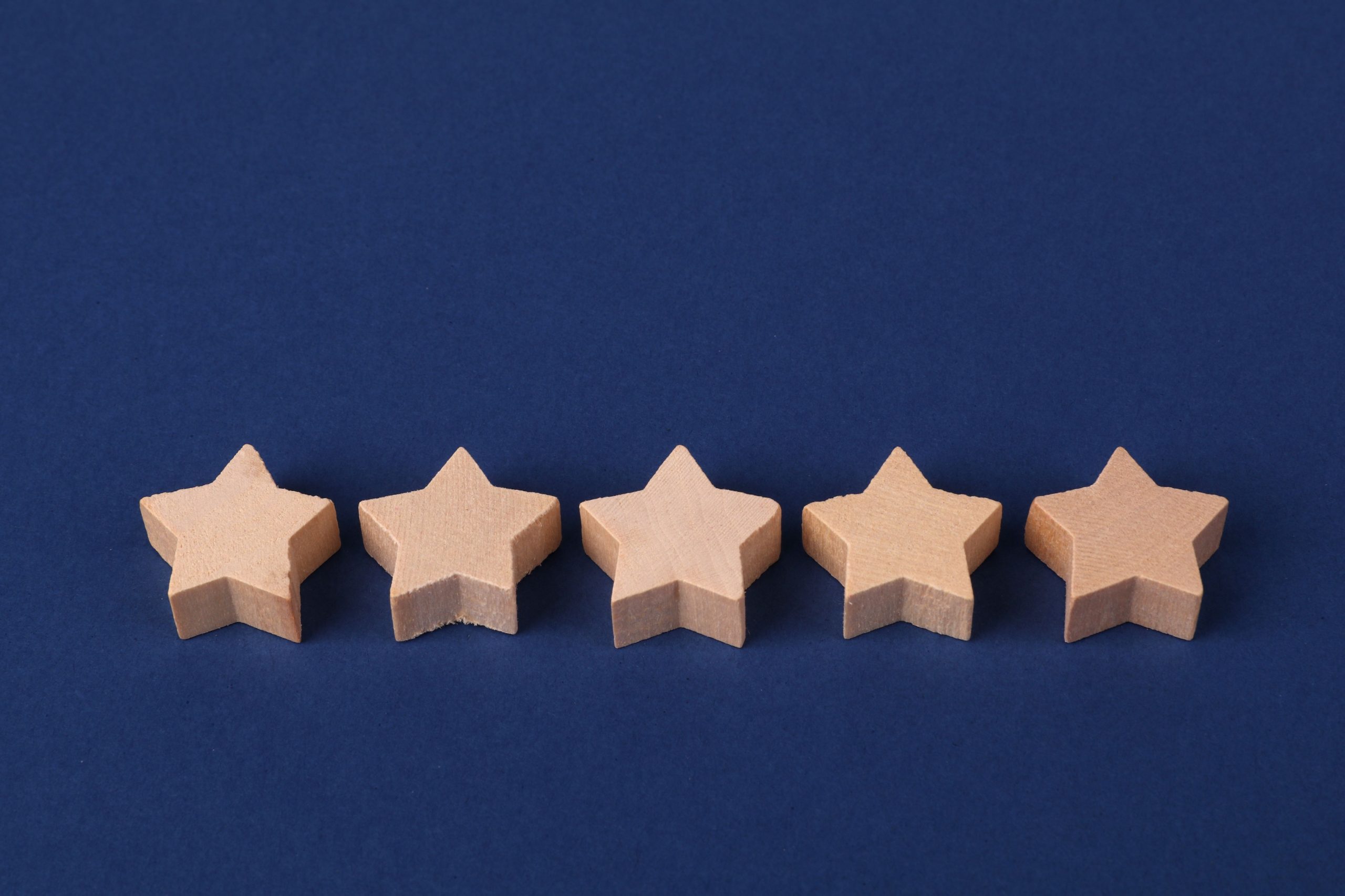 Cinq etoiles bois evaluant produit bleu