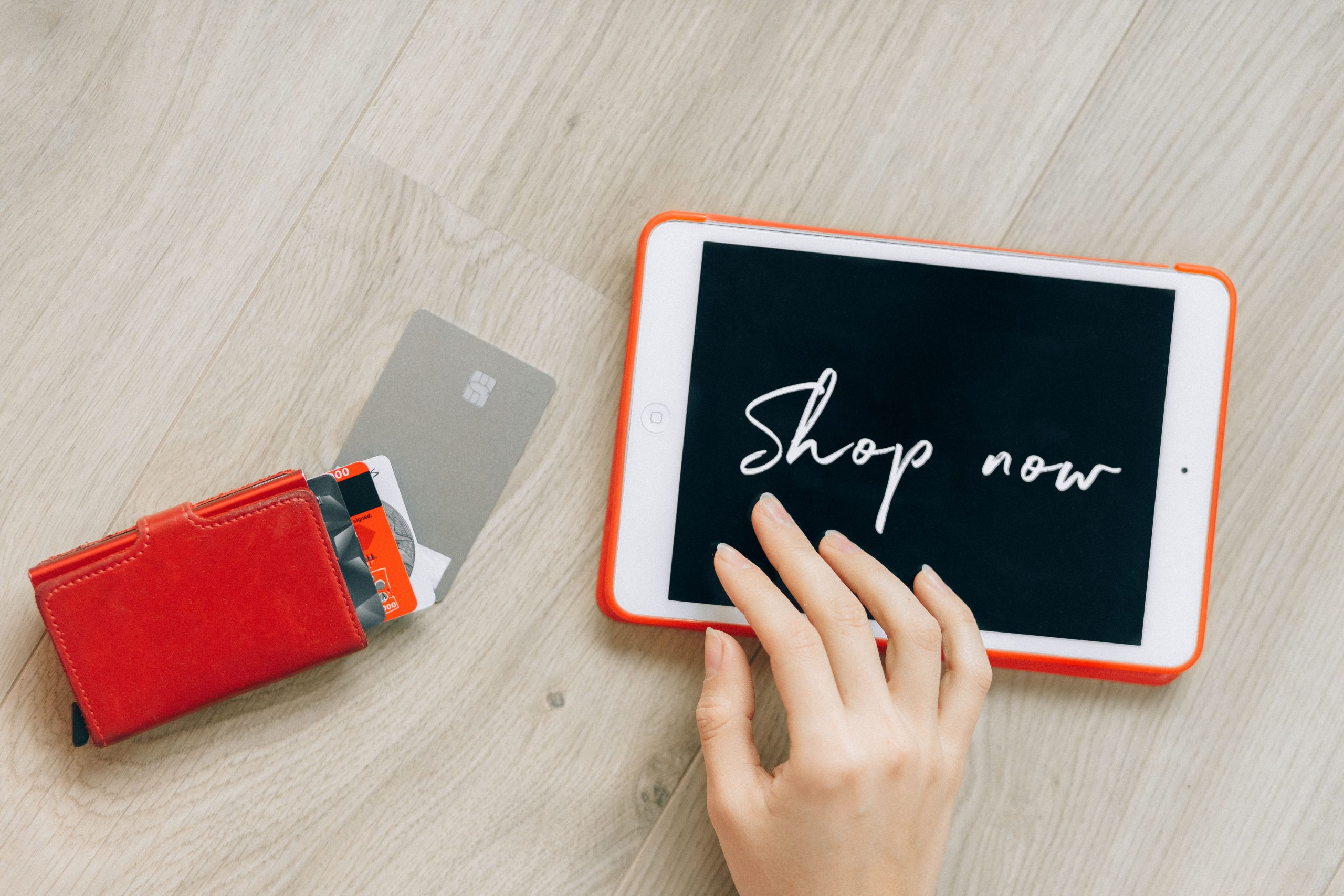 Expérience shopping moderne avec tablette et cartes