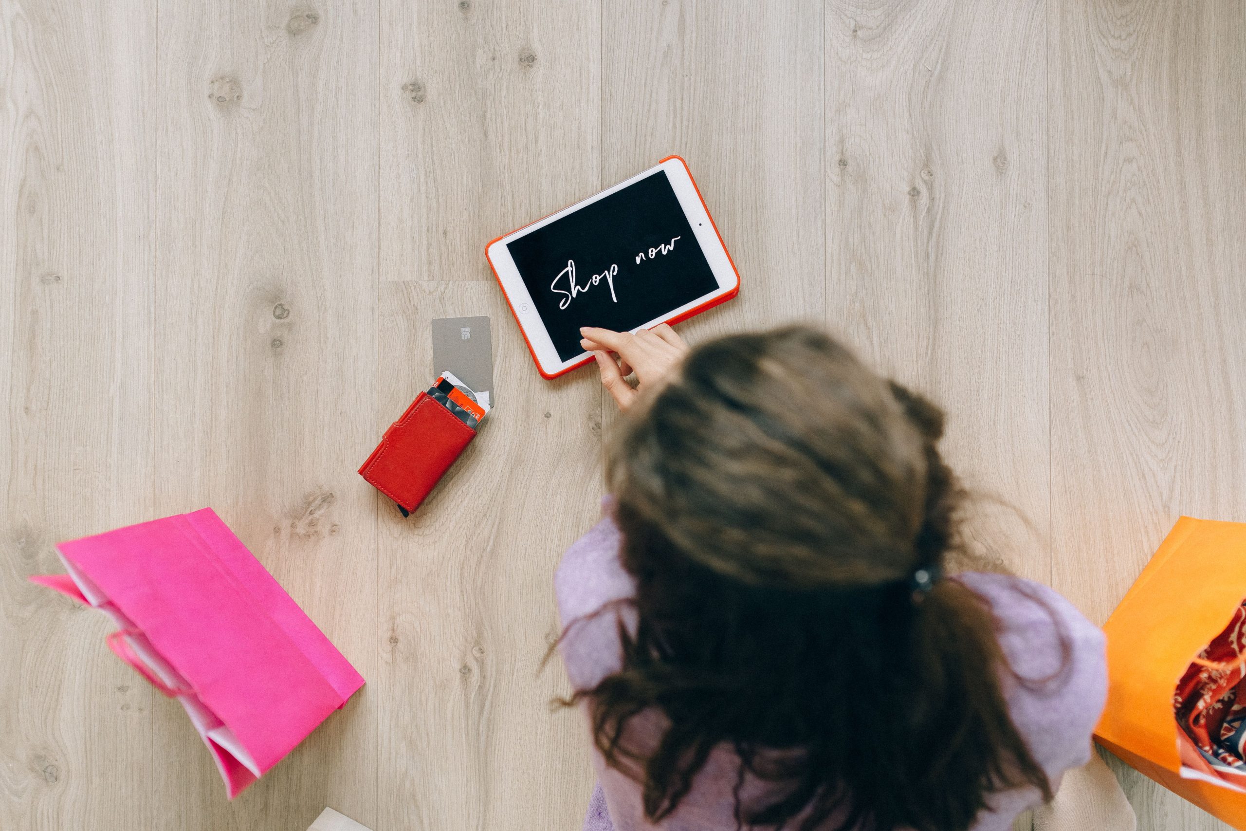 Femme faisant achat en ligne sur tablet