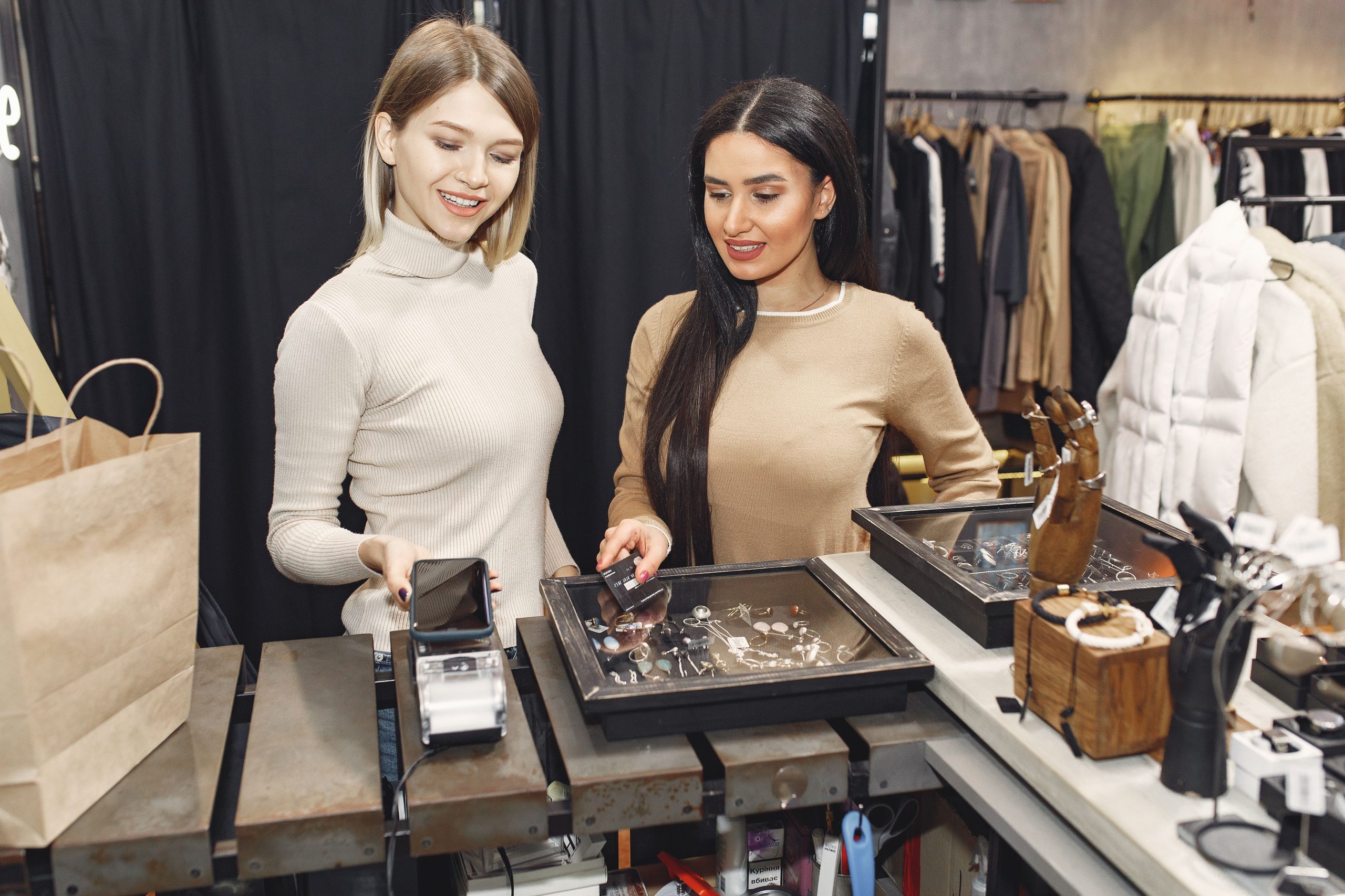 Femme souriante paie ses achats en magasin