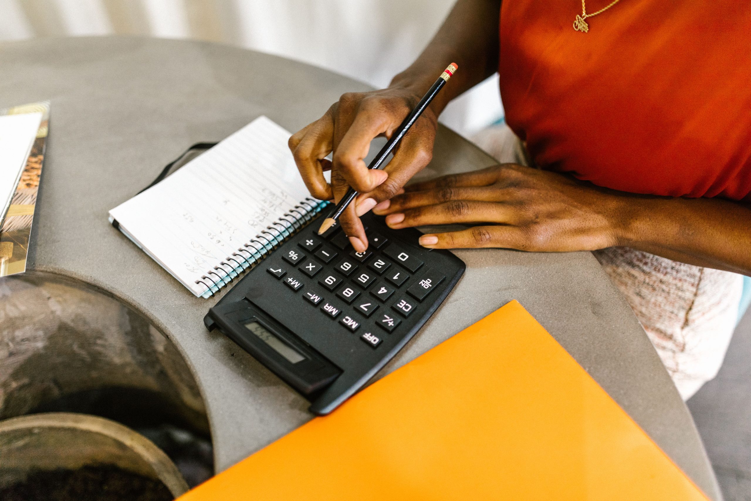 Femme utilisant une calculatrice pour son budget