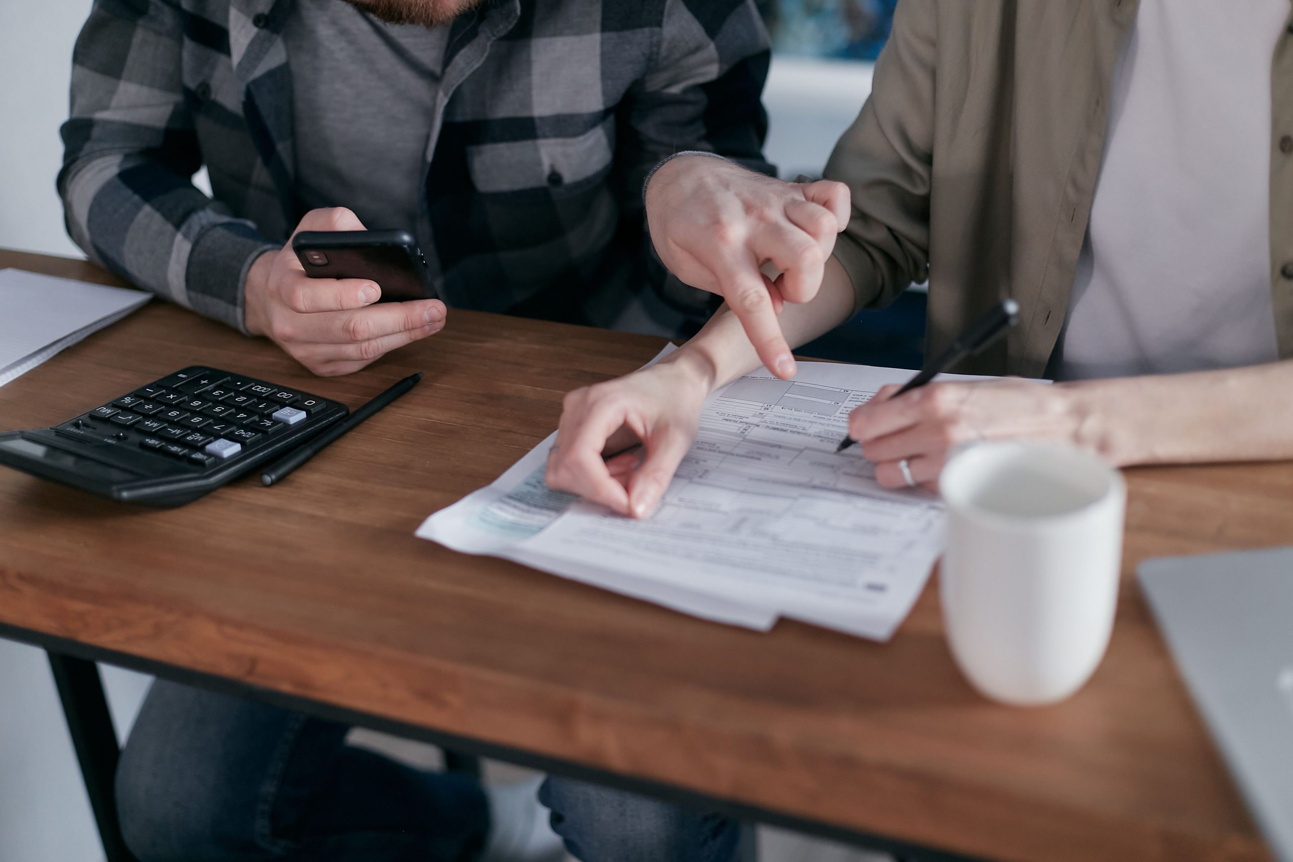 Couple analysant documents financiers ensemble