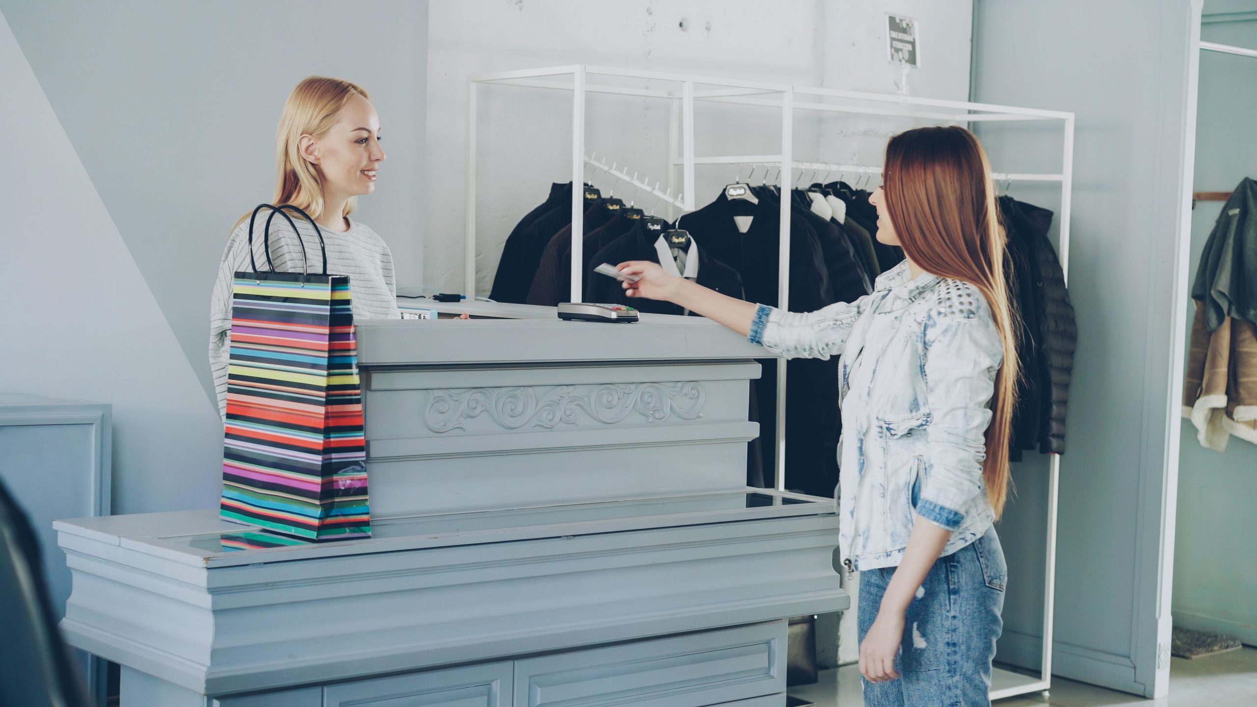 Femme payant par carte au comptoir