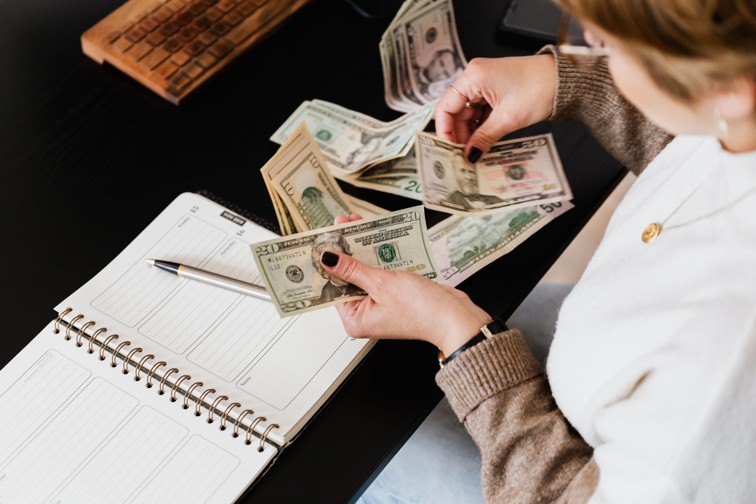 Femme organisant ses finances à son bureau