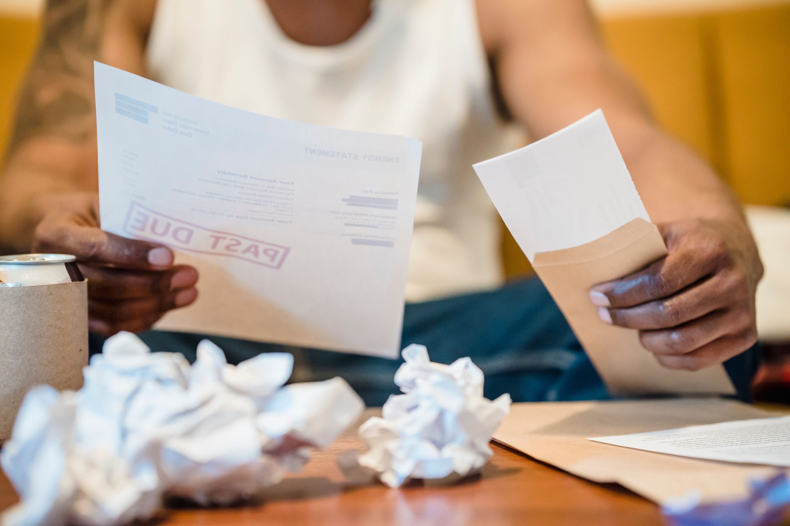 Homme examinant ses factures impayées