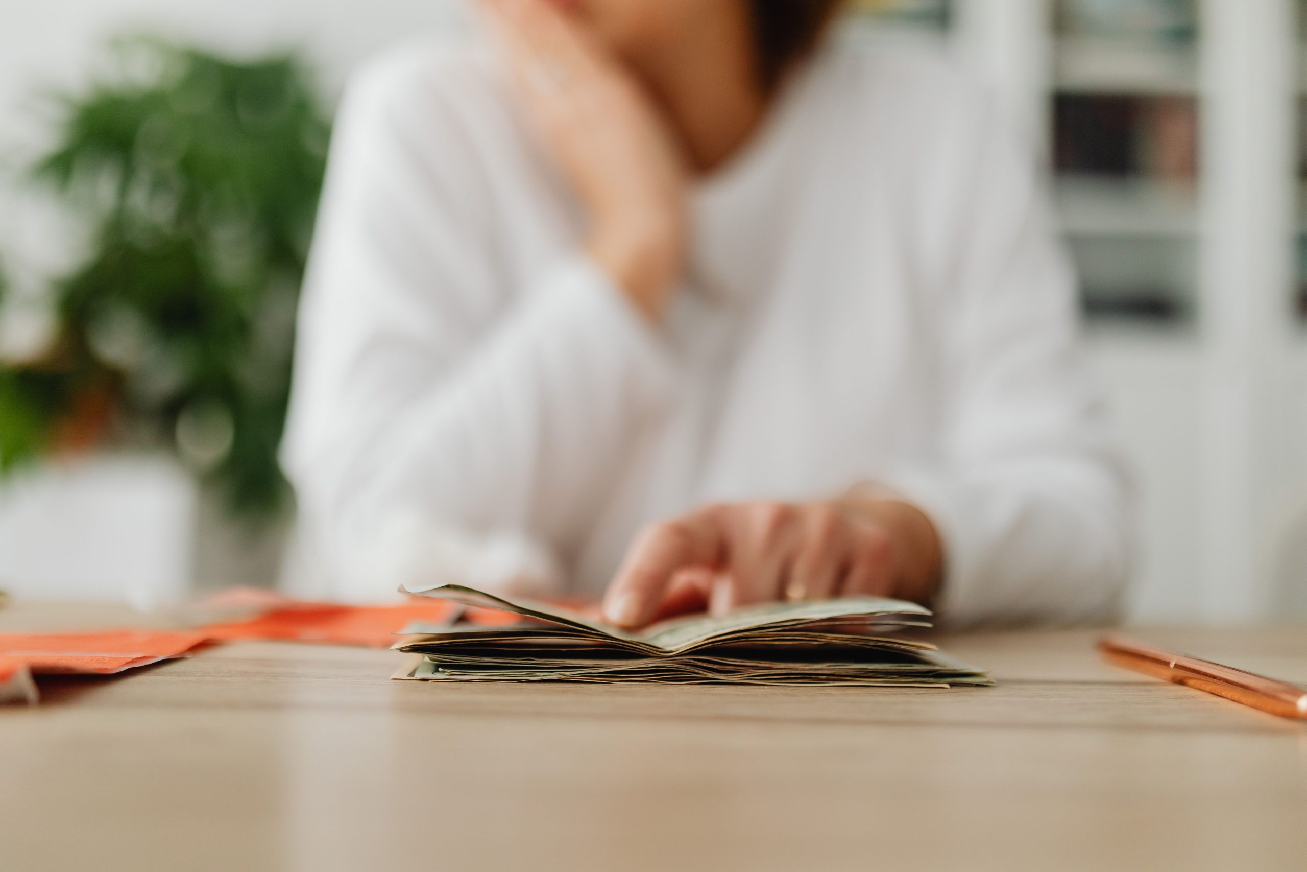 Femme triant des billets pour organiser son budget
