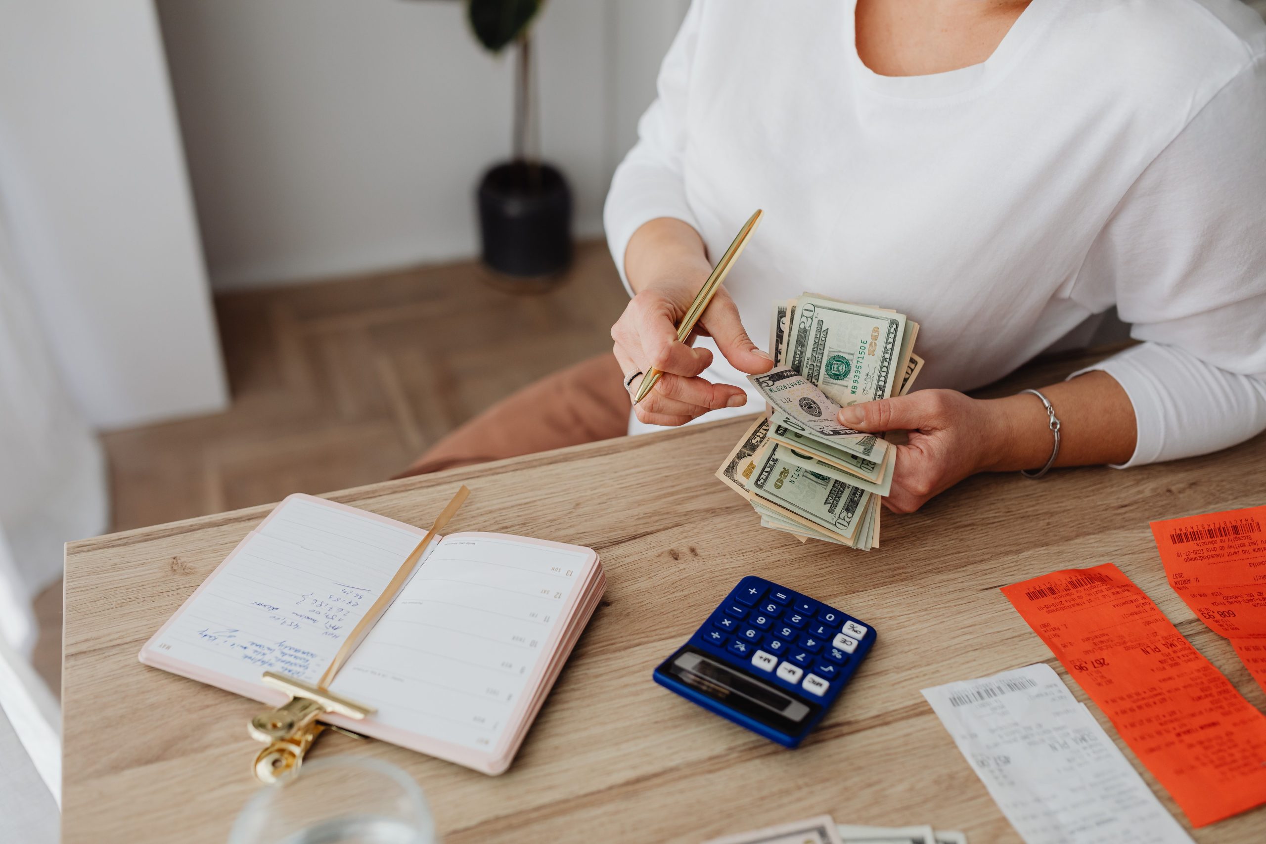 Femme triant ses finances avec reçus et calculatrice